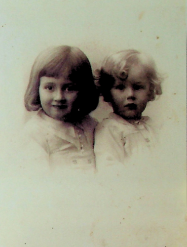 María de los Ángeles Infante junto a su hermana Luisa