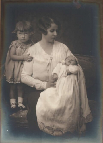 Angustaias García parias junto a sus hijas Luisa y María de los Ángeles