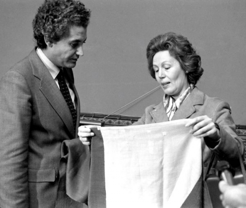 Entrega de la bandera de Blas Infante al presidente Rafael Escuredo