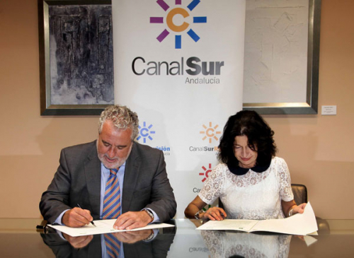 Joaquín Durán y Mercedes de Pablos durante la firma del convenio