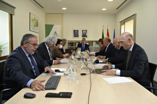 Sanz inaugura una exposición dedicada a los emigrantes retornados en el Museo de la Autonomía