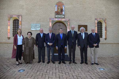 Sanz inaugura una exposición dedicada a los emigrantes retornados en el Museo de la Autonomía