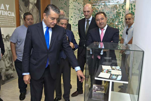 Sanz inaugura una exposición dedicada a los emigrantes retornados en el Museo de la Autonomía