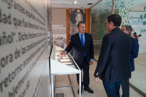 Sanz inaugura una exposición dedicada a los emigrantes retornados en el Museo de la Autonomía