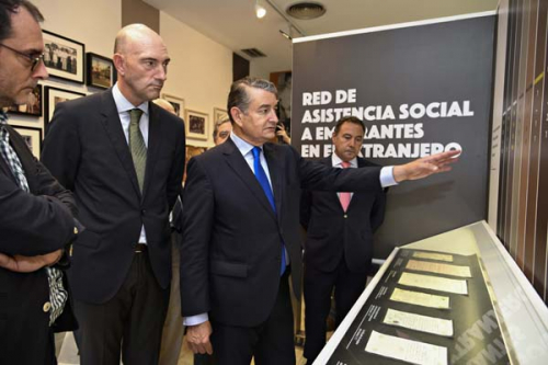 Sanz inaugura una exposición dedicada a los emigrantes retornados en el Museo de la Autonomía