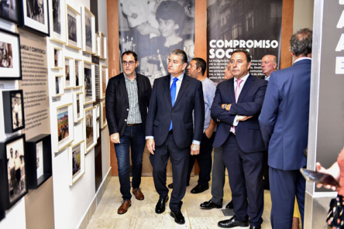 Sanz inaugura una exposición dedicada a los emigrantes retornados en el Museo de la Autonomía