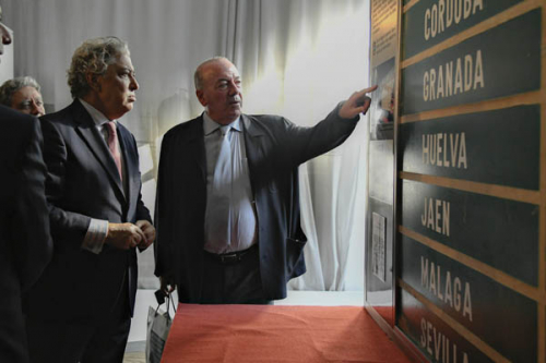 Sanz inaugura una exposición dedicada a los emigrantes retornados en el Museo de la Autonomía