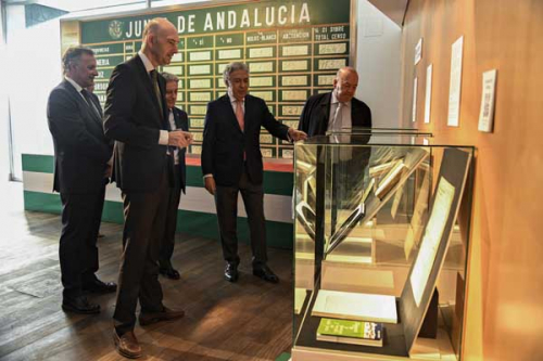 Sanz inaugura una exposición dedicada a los emigrantes retornados en el Museo de la Autonomía