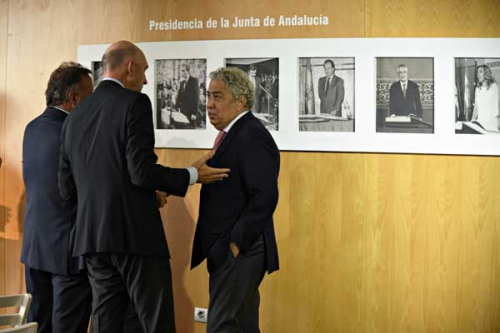 Sanz inaugura una exposición dedicada a los emigrantes retornados en el Museo de la Autonomía