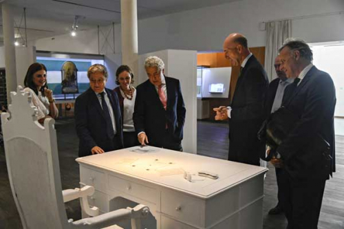 Sanz inaugura una exposición dedicada a los emigrantes retornados en el Museo de la Autonomía