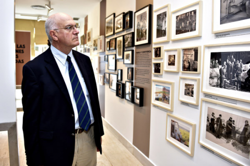 Sanz inaugura una exposición dedicada a los emigrantes retornados en el Museo de la Autonomía